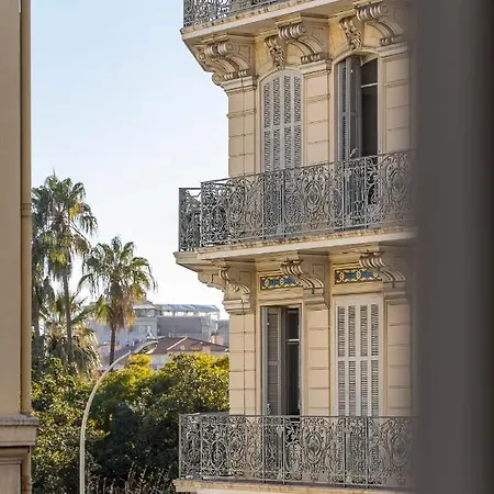 2p Centre De Avec Balcon Канны
